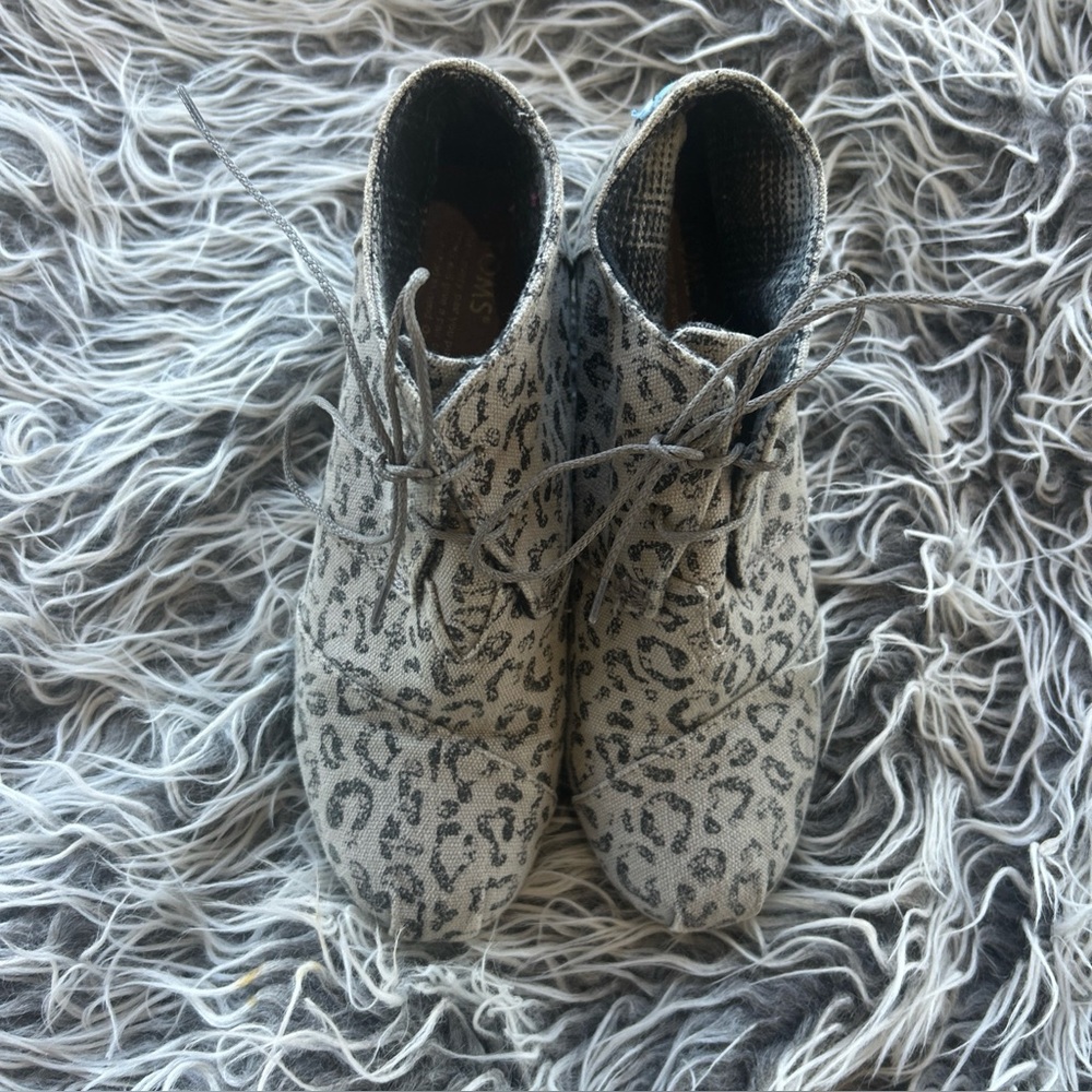 Toms Gray Snow Leopard Size 8.5 Wedge Ankle Bootie